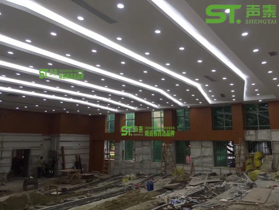 佛山西樵中學(xué)多功能報告廳吸音板施工案例(圖4)